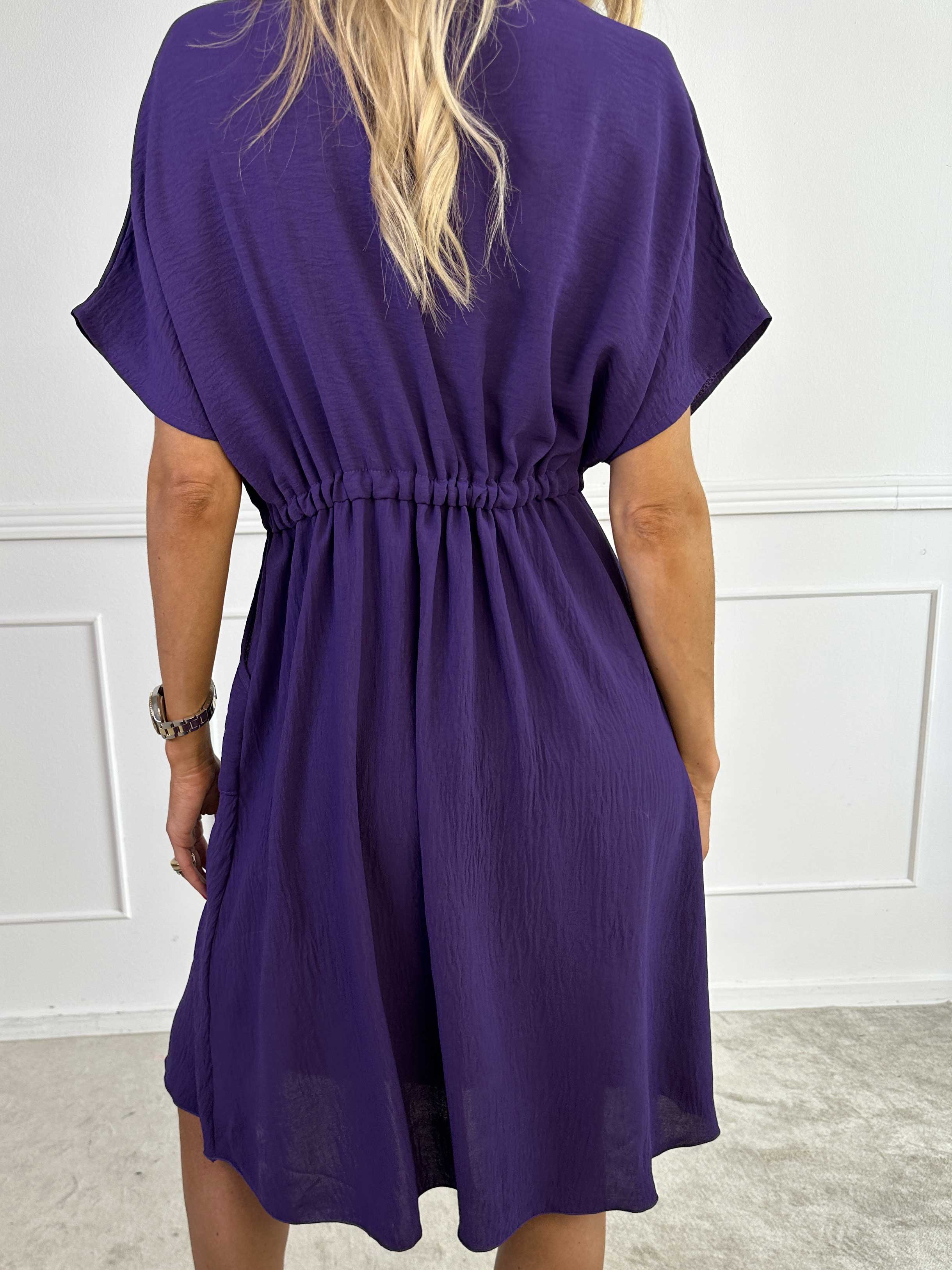 Ada - Sød kjole med vogue henover brystet